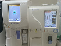 右：全自動血球計数器（Celltac α）、左：臨床化学分析装置（Celltac chemi）